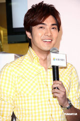 幻灯图：贺军翔休闲装亮相 赞张钧宁具有成熟美