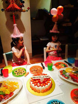 组图：钟丽缇爱女Cayla四岁生日 捧元宝甜笑