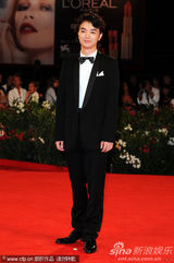 组图：《庸才》首映 堂富美蓝裙可爱臀部似鸡尾