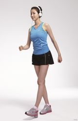 组图：韩星金莎朗拍跑步鞋广告 运动活力清新自然