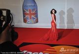 组图：Jessie J透视裙极尽诱惑 登台为火星哥颁奖