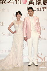 组图：戴君竹获量身订制婚纱与准新郎分享心情