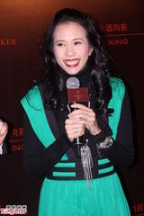 组图：莫文蔚宝石绿复古裙现身 与裘德-洛亲密畅聊