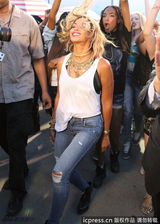 组图：碧昂斯背心牛仔裤亮相 街头搞怪引围观