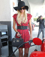 高清组图：帕丽斯-希尔顿V领红裙现身加油站