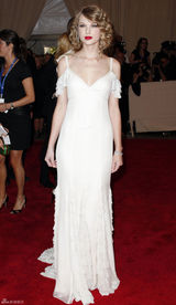 高清组图：纽约大都会庆典 斯威夫特白裙圣洁
