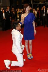 组图：王宝强戛纳红毯跪地示爱激吻娇妻