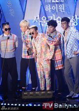 组图：首尔歌谣大赏 朴春甩掉鞋水晶露腹肌