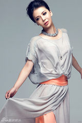 组图：艾莉莎华丽蜕变转型知性女人