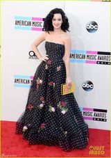 组图：全美奖女星红毯竞艳 麦莉真空Gaga扮女神