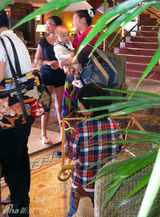 组图：张柏芝一家四口复活节出游 Lucas耍宝抢镜头