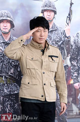 组图：《真正的男人》发布会众男星立正行军礼