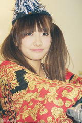 组图：f(x)宋茜甜美写真 出演维尼夫妇走红