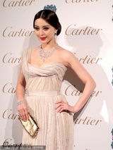 组图：范冰冰红唇娇艳秀风情 与莫妮卡-贝鲁奇争艳