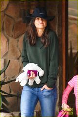 高清：凯蒂带女儿游野生动物园 小苏瑞大开眼界