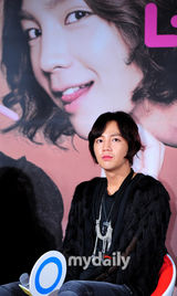 组图：张根硕金荷娜出席新片《宠物情人》发布会