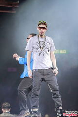 组图：MC Hotdog红磡开唱 陈冠希张震岳助阵