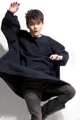 组图：孙坚黑长袍花样写真展自由感觉