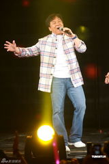 组图：王力宏香港个唱与成龙嘴对嘴热吻