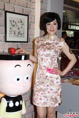 组图：张可颐出席老夫子怀旧展揭幕活动