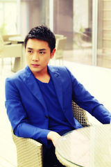 组图：霍政谚春日休闲写真 《陶之恋》长腿抢眼