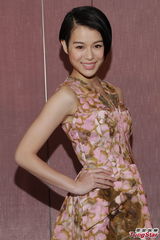 组图：阿Sa(蔡卓妍)迷你裙秀美腿 贾晓晨露事业线