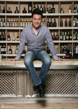 组图：张桐吧台写真慵懒淡然 体验优雅小资生活