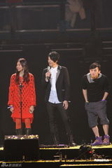 组图：五月天跨年夜开唱 陪歌迷倒数掀翻小巨蛋