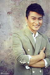 组图：贺刚绅士系写真曝光 温暖笑容展熟男魅力