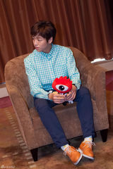 组图：李玹雨现身见面会用中午问候粉丝