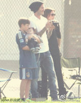 组图：小贝长子抱七公主出镜 温馨有爱羡煞网友