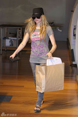 组图：艾薇儿外出购物 黑帽黑墨镜装扮潮流