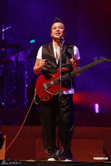 组图：曹格个唱力证与侧田兄弟情 刘德华低调助阵