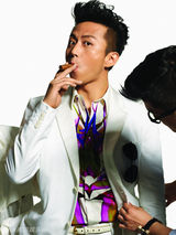 组图：邓超《男人风尚》展示撞色西服