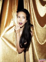 组图：莫文蔚入行20年展览全裸美背金色诱惑