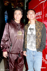 幻灯图：周秀娜热裤现身献唱 联手众星为世界杯呐喊