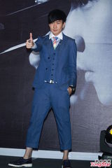 组图：林俊杰发布新专辑 秀棒球阳光帅气