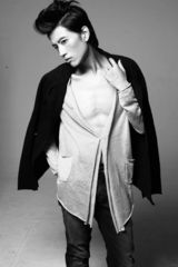组图：张峻宁杂志时尚写真 尽显前卫先锋气质