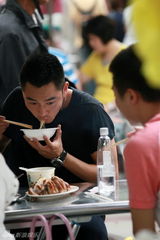 组图：李东学台北逛食街 街边大啖美食吃相萌