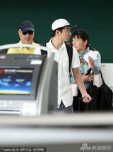 幻灯图：陈佩斯一家三口出游 贤内助王燕玲首度曝光