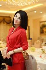 组图：黄奕红衣现身珠宝晚宴优雅动人