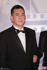 组图：黄秋生亮相金像红毯 表情严肃显霸气