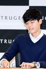 组图：李钟硕出席签名会 嘟嘴捂脸可爱娇羞