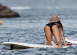 高清组图：蕾哈娜夏威夷度假 黑色比基尼秀身材