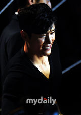 组图：李秉宪釜山参加新片《光海》观众见面会