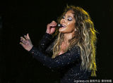 组图：詹妮弗-洛佩兹黑钻裙开唱 金鸡独立翘臀惹火