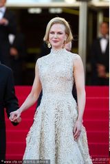 组图：妮可走秀精致长裙华贵 与李安牵手热聊