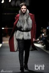 组图：韩星金宇彬郑京浩等献华丽T台秀