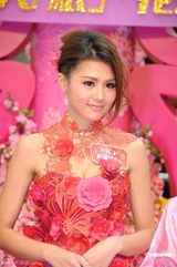 高清图：周秀娜出席商业活动 着花瓣短裙艳丽迷人