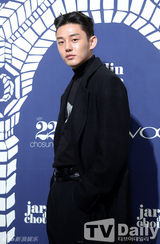 组图：宋智孝刘亚仁李栋旭等靓装出席时尚活动